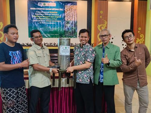 Wujudkan Green Economy, Unisnu Jepara Dampingi Bumdes Sejahtera Bahari Karimun Budidaya Maggot