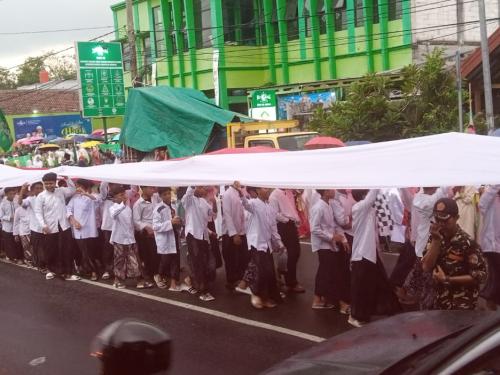 Kirab 3.000 Santri, Serahkan Bendera NU Ke Cucu KH M Hasyim Asy'ari