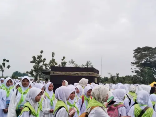 Tanamkan Pemahaman Fikih Haji, KKMI Diwek Gelar Manasik Akbar